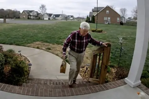 78-летний мужчина развозил еду из нужды — ему собрали миллион долларов, чтобы он вернулся на пенсию