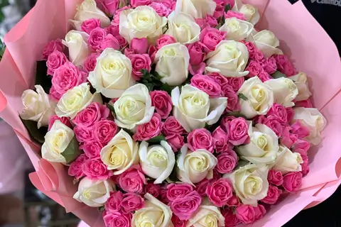 Белые розы в различных праздничных и романтических событиях.