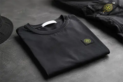 Футболка Stone Island: узнаваемый дизайн и премиальное качество.