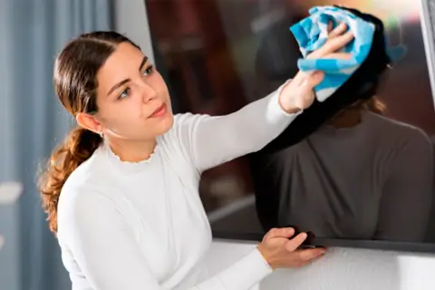 Як і чим протирати екран телевізора, ноутбука та монітора