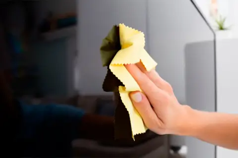 Як очистити екран телевізора без розводів картинка