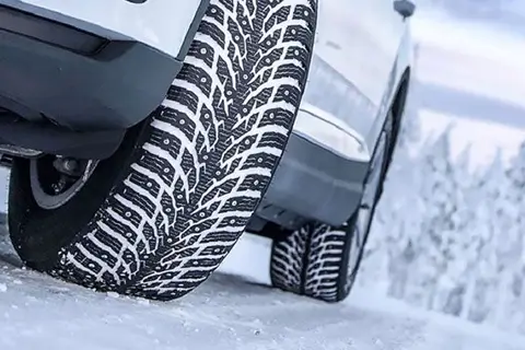 Коли змінювати зимові шини: норми пробігу та допустимий знос