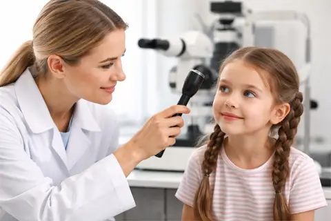 Коли дитині потрібний офтальмолог: перші симптоми, які не можна ігнорувати