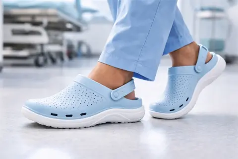 Медичні крокси: як обрати зручне взуття для довгих робочих змін