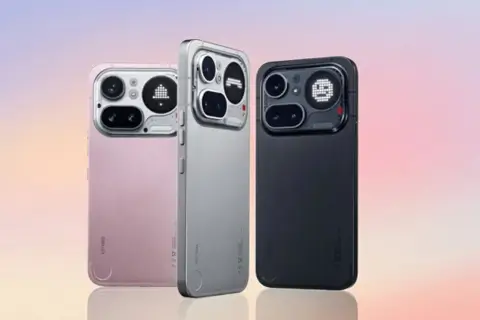 Nothing представила два бюджетні смартфони в дусі кіберпанку — Phone 4(a) та 4(a) Pro