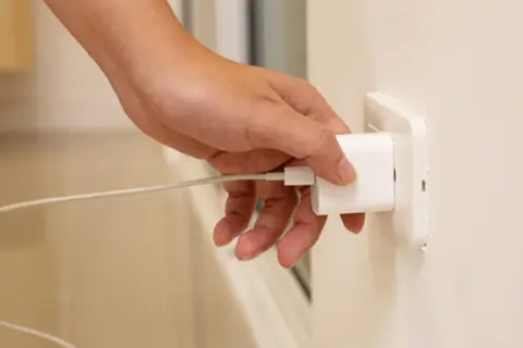 чи можна залишати зарядку в розетці картинка