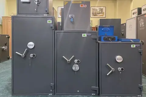 Продаж сейфів у Києві: якому магазину довірити підбір сховища?