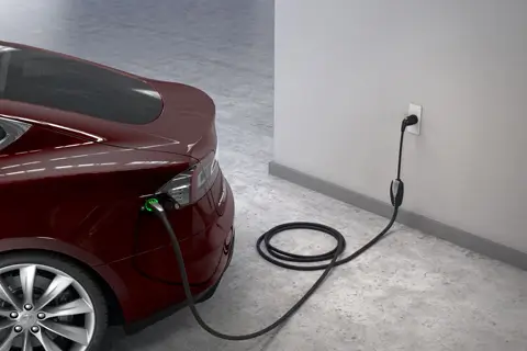 Скільки коштує зарядка електромобіля вдома та на громадських станціях?