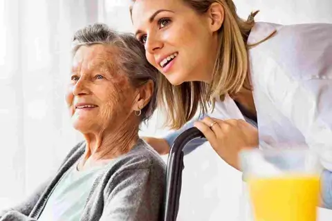 Тепло, турбота і увага: як живуть постояльці будинків престарілих «Грааль»