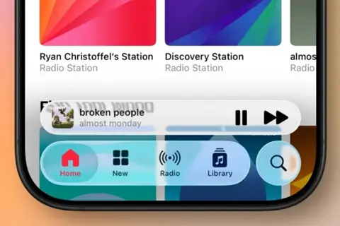 «Рідке скло» не зайшло: користувачі iPhone ігнорують iOS 26 і залишаються на iOS 18