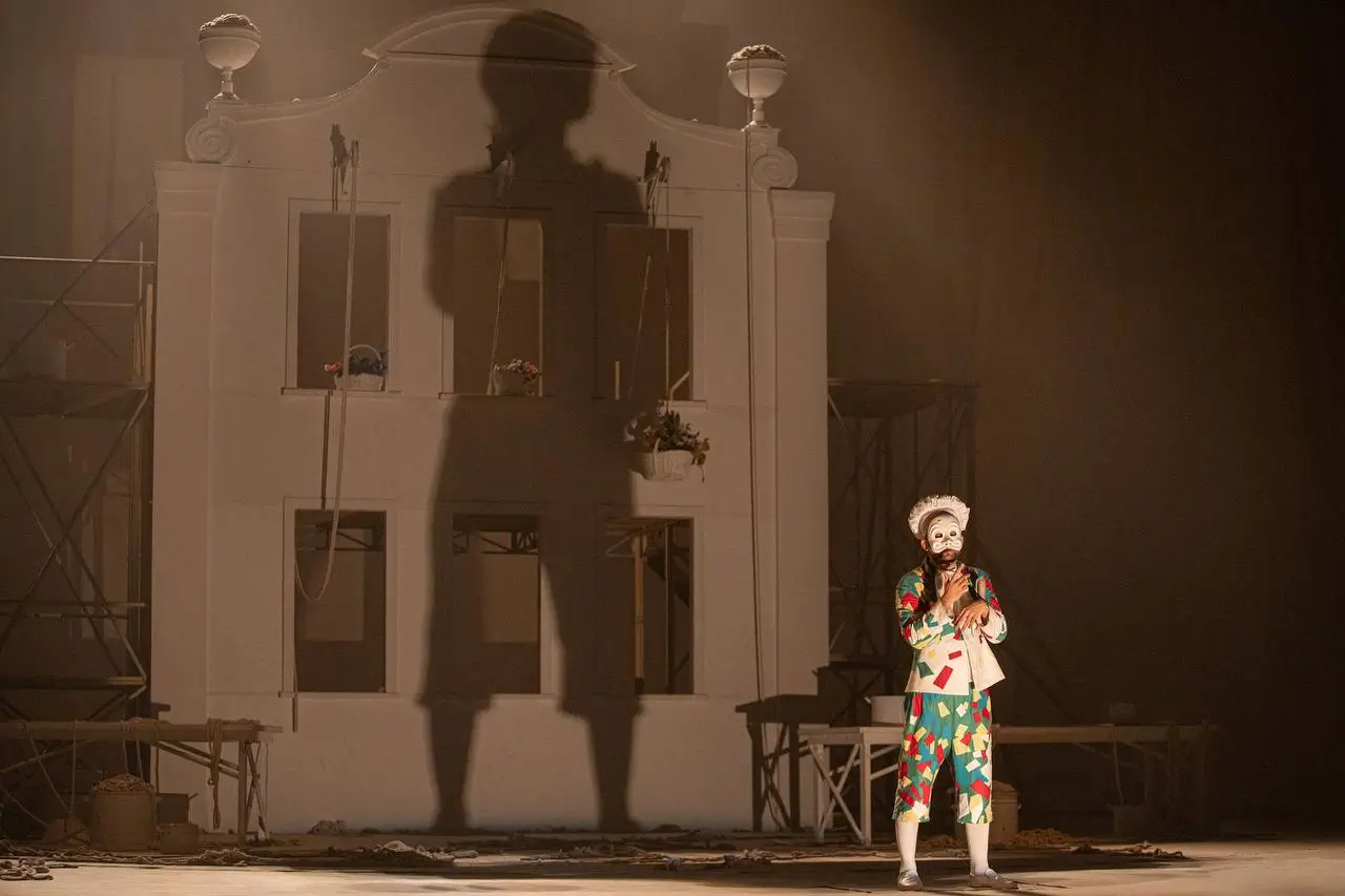 Слуга двох панів Київ