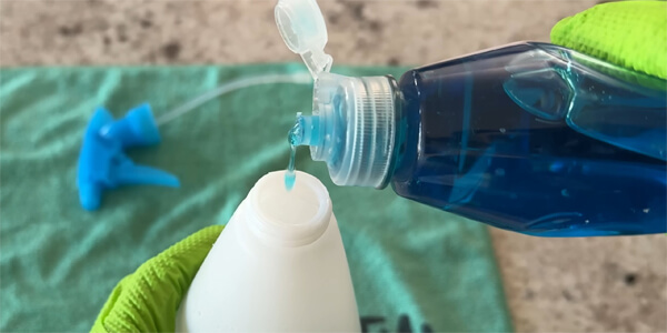 Приготуйте розчин з краплею мийного засобу