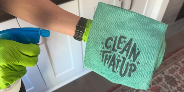 Збризніть мікрофібру розчином з розпилювача