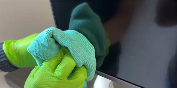 Акуратно протріть забруднені ділянки екрана телевізора