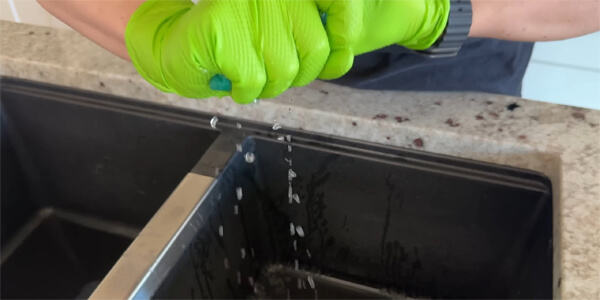 Змочіть і добре відіжміть мікрофібру