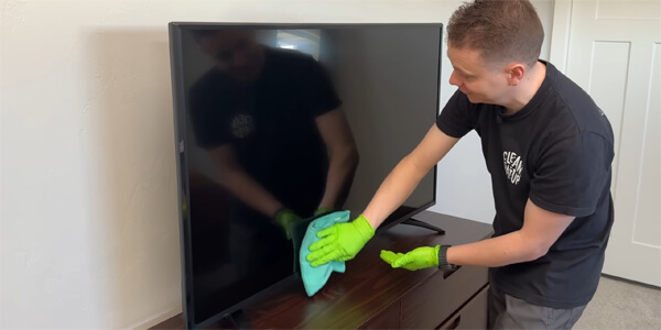 Протріть екран телевізора сухою мікрофіброю
