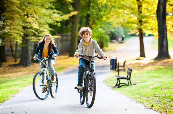 діти на велосипедах