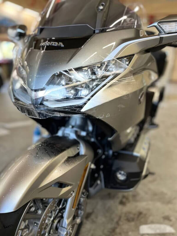 Обклеювання мотоцикла плівкою