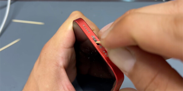 Якщо телефон не вмикається та не заряджається, варто почистити розʼєм живлення