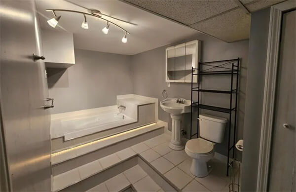 не стоит наступать на пол мокрым