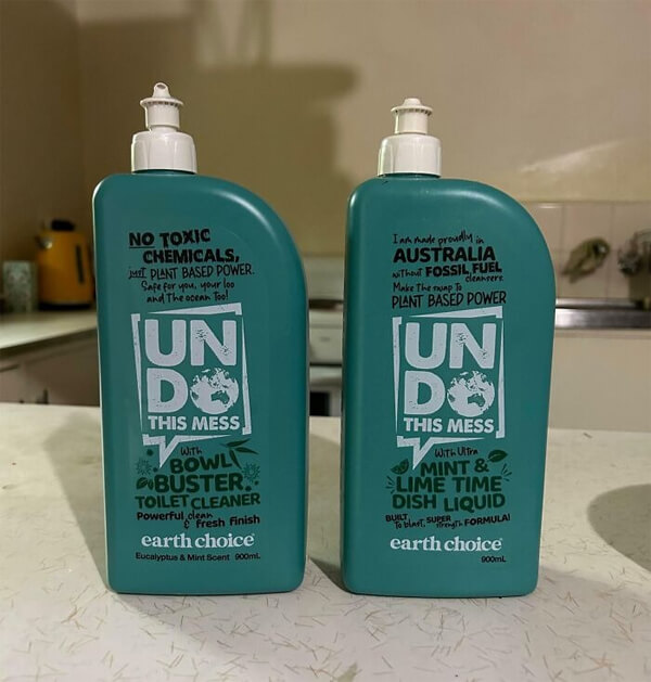 Один — для чистки туалета, другой — для мытья посуды