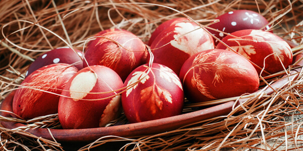 Фарбування яєць: При фарбуванні у цибулинні яйця можна зробити ще ошатнішими