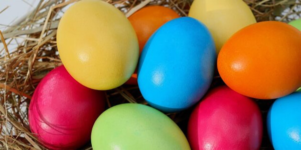 Як пофарбувати яйця магазинними розчинними барвниками