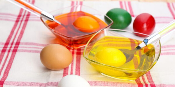 Фарбування яєць: Використання харчових барвників