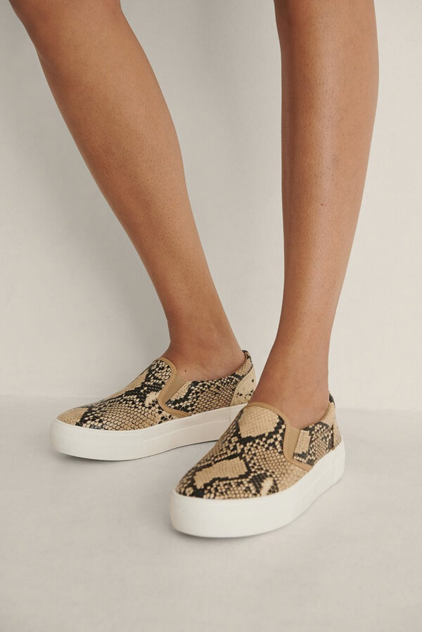 Слипоны женские NA-KD 37 Бежевые со змеиным принтом 