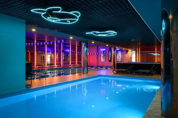 плавание в бассейне