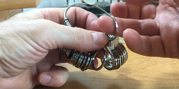 Як дізнатися розмір кільця за допомогою пальцемера