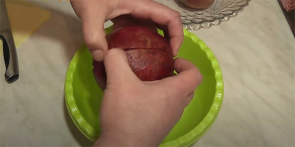 Розріжте фрукт навпіл