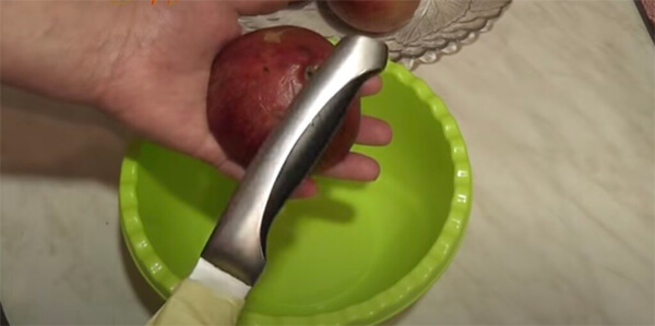 Як чистити гранат правильно: стукайте по половинці фрукта ложкою або ножем