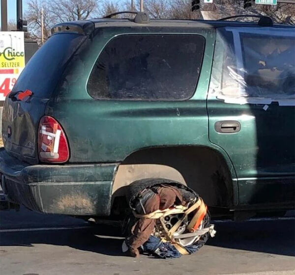 Смішні фото: Запаски не знайшлося, а їхати треба