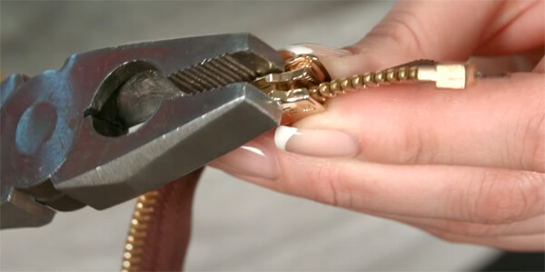 Стисніть повзунок плоскогубцями