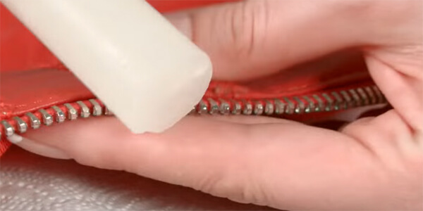 Змастіть блискавку воском