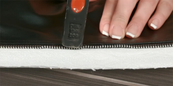 Підкладіть картон під блискавку