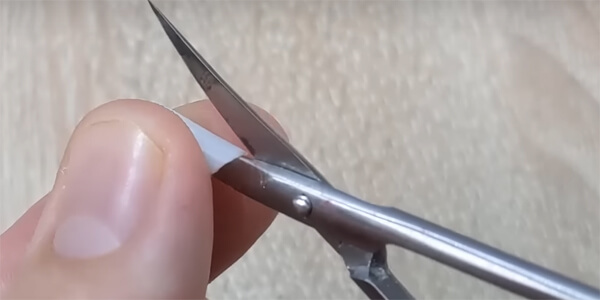 Розріжте трубочку вздовж, щоб зробити штифт