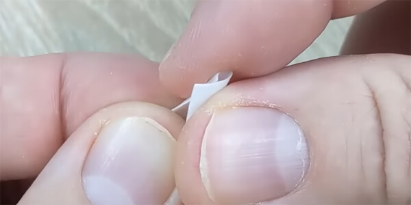 Скрутіть трубочку, щоб зробити штифт