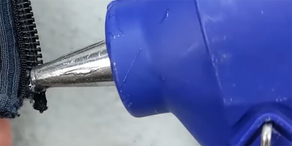 Нанесіть клей, щоб полагодити блискавку