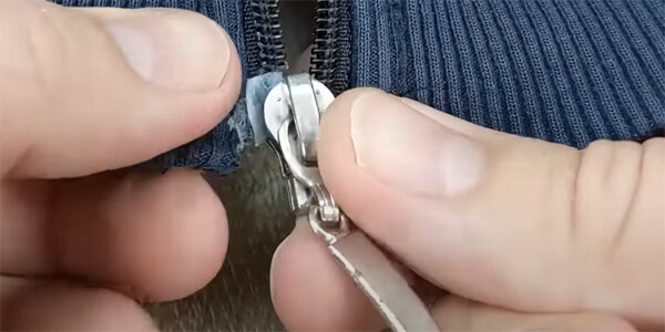 Застібніть відремонтовану блискавку