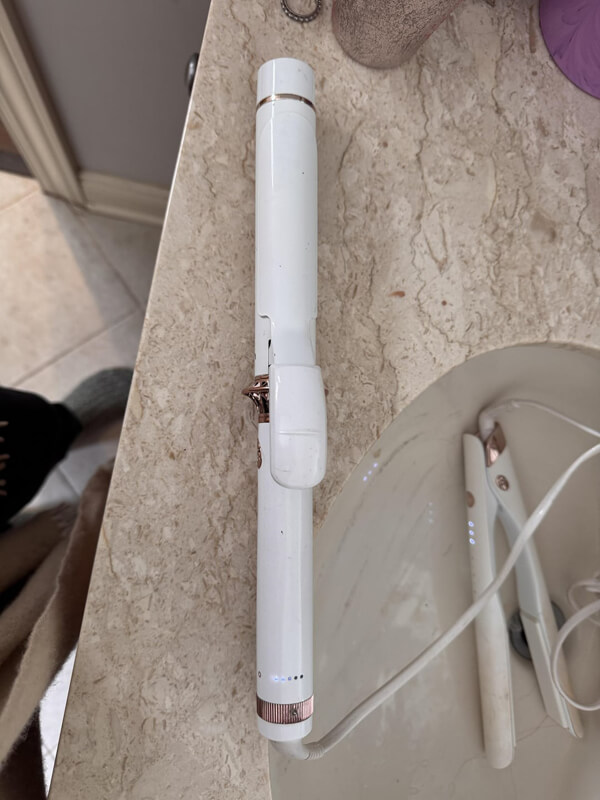 Плойка, ручку и нагревательный элемент которой очень легко перепутать