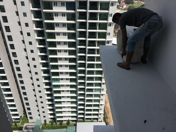 Без страховки й каски, зате в сланцях.