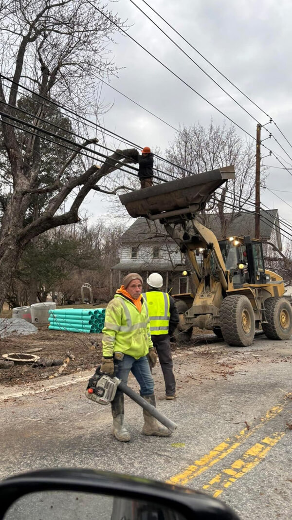 Людина з повітродувкою теж здивована такому безглуздю.