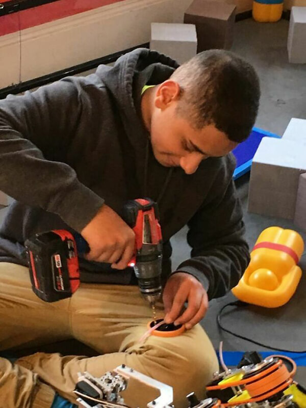 Он либо очень уверен в себе, либо первый раз обращается с дрелью.