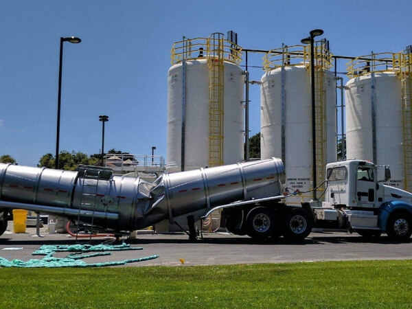 Цистерну, найімовірніше, сплющило через утворення вакууму під час зливу без подачі повітря або через помилку з тиском під час завантаження.