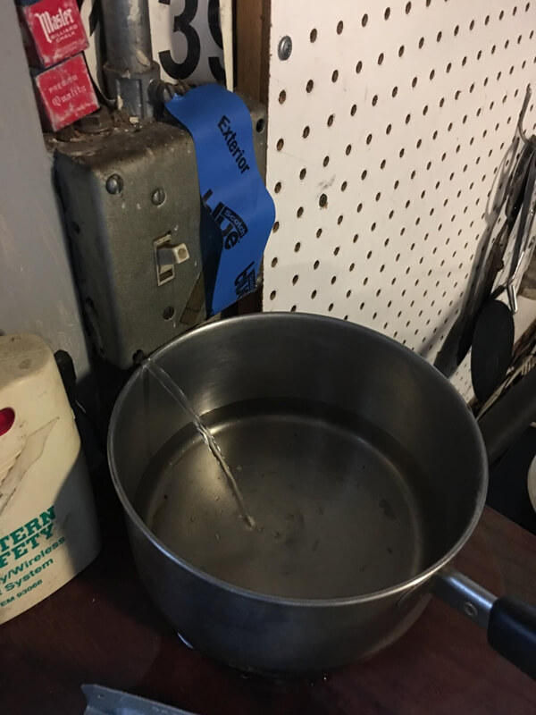 Таке трапляється під дощем. І ні, тумблер не перекриває воду.