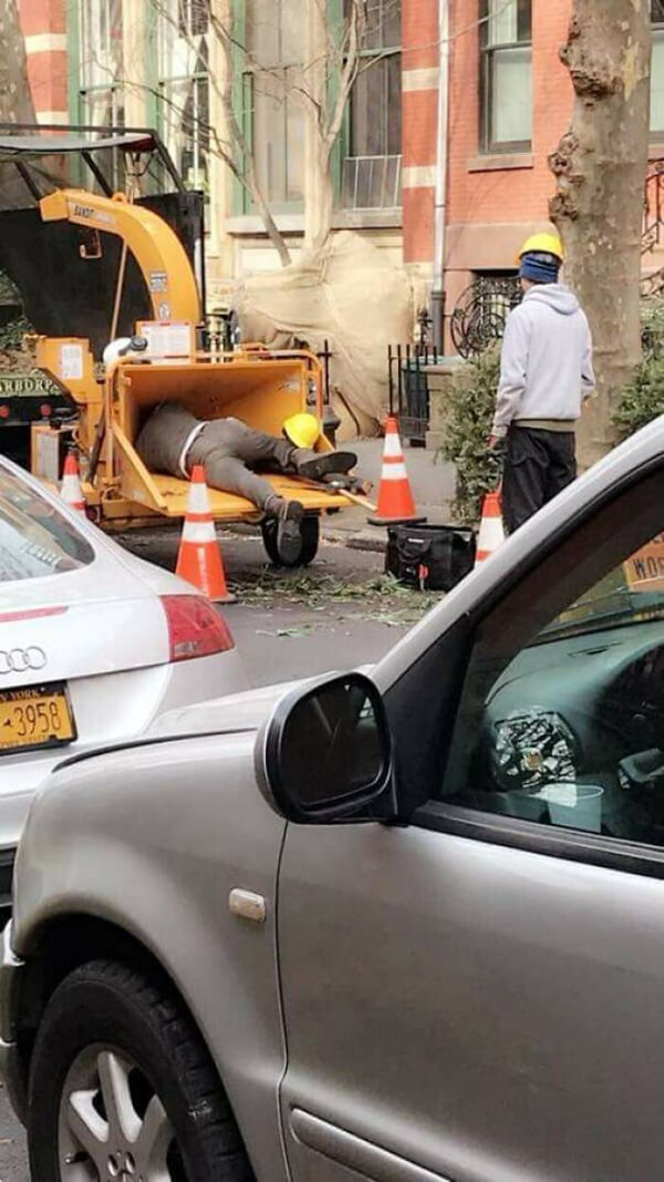 Щось застрягло в подрібнювачі. Потрібно залізти туди й перевірити (не потрібно).