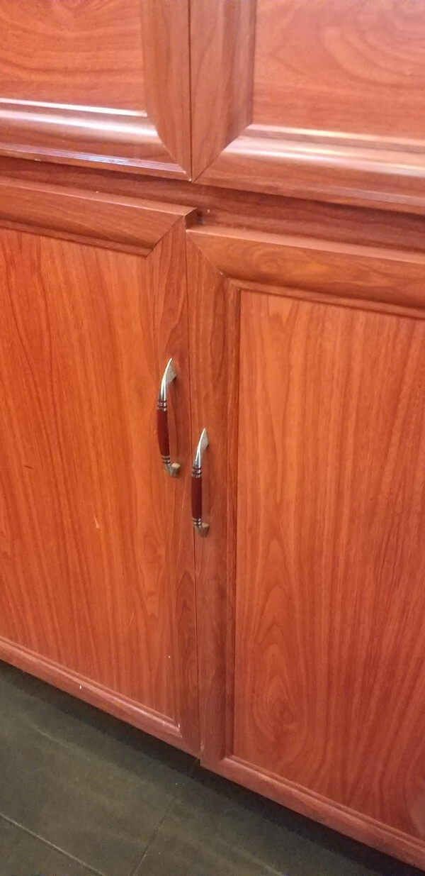 Ні самі дверцята, ні ручки.