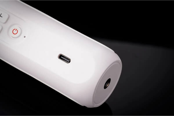 Торец RGB-стика Viltrox P12 с портом USB-C для зарядки и металлическим отверстием с резьбой 1/4 дюйма для крепления на стойку.